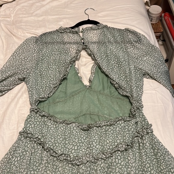 Light green backless, deep V long sleeve dress - Picture 3 of 3